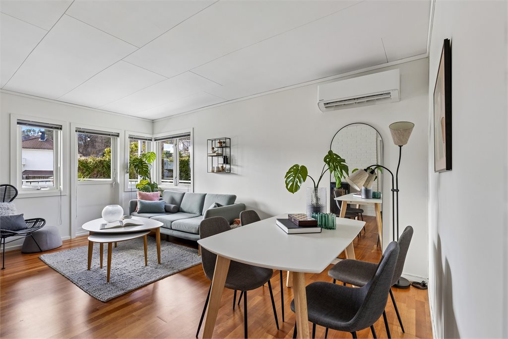 Stue og spiseplass i åpen og funksjonell løsning