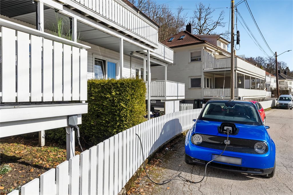 Parkering i gate med elbillading via egen elbillader