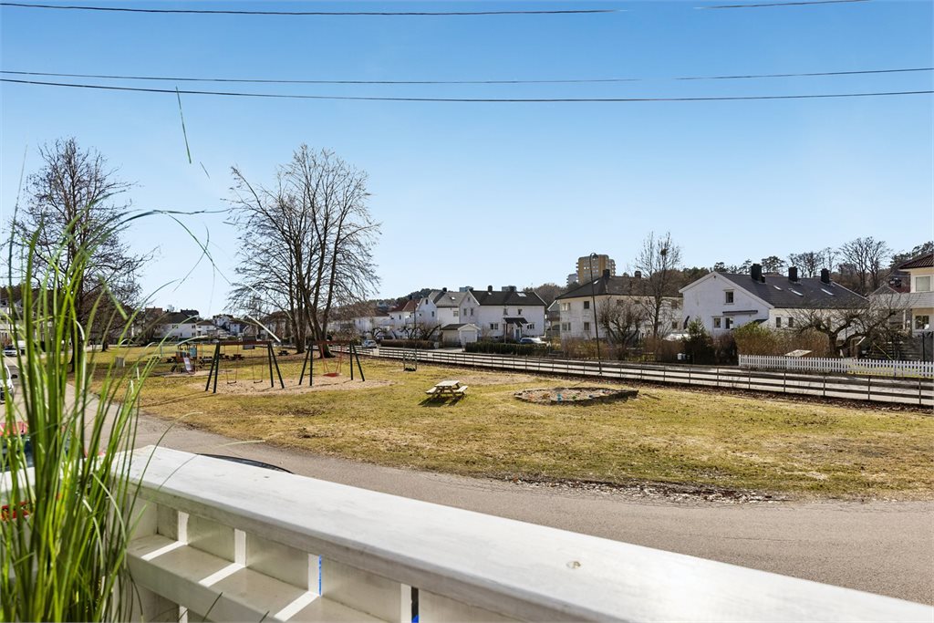 Utsyn fra uteplass mot nærområdet og omkringliggende bebyggels