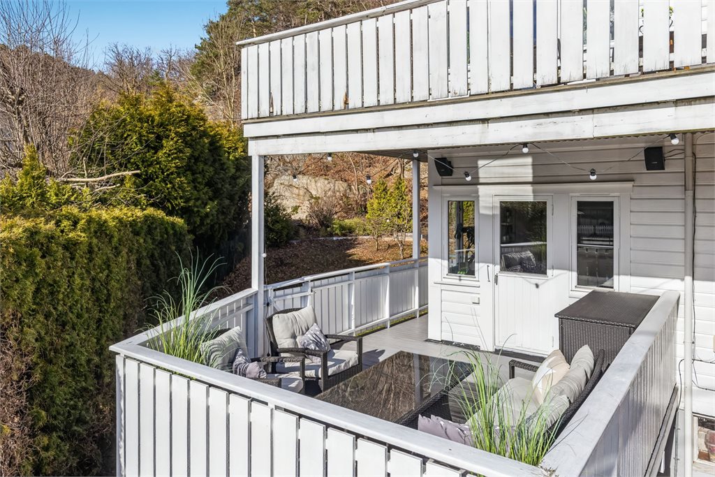 Overbygd og romslig uteplass i 1. etasje med god plass til utemøbler