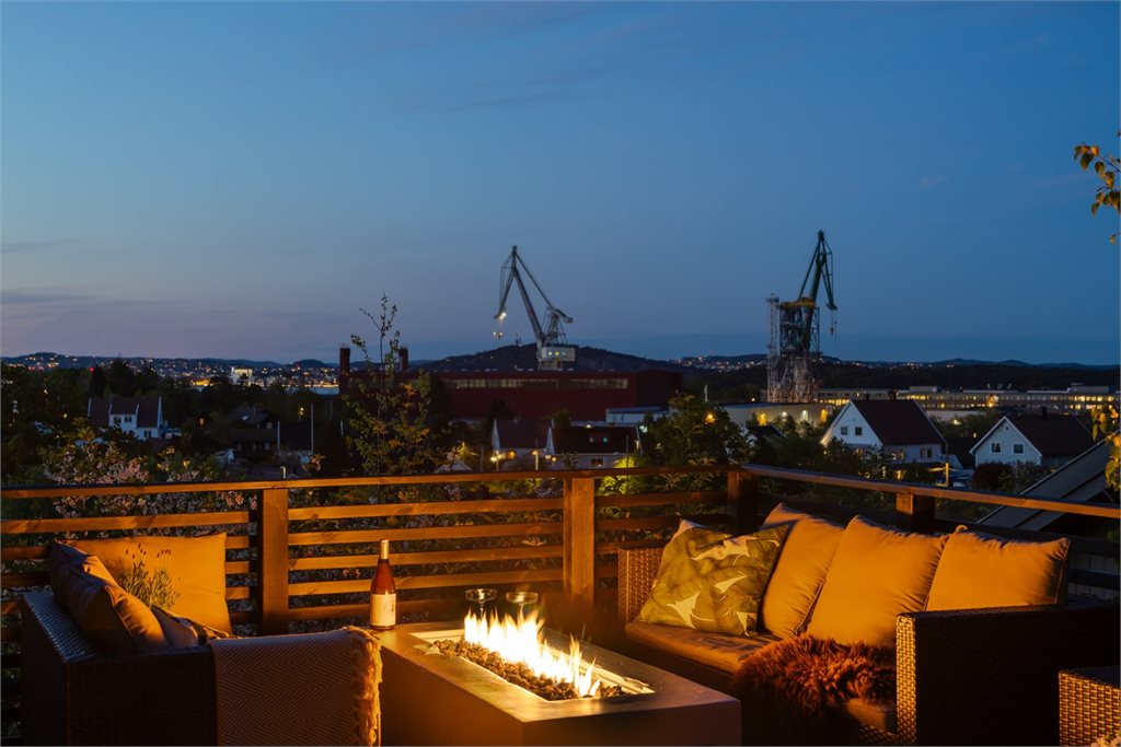 Fra terrassen, her ser du også en lystsatt kunstsilo på Odderøya.