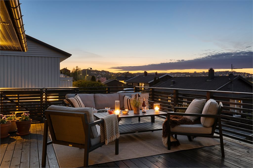 Boligen har flere terrasser slik at en kan flytte seg etter solen eller finne le for vinden.