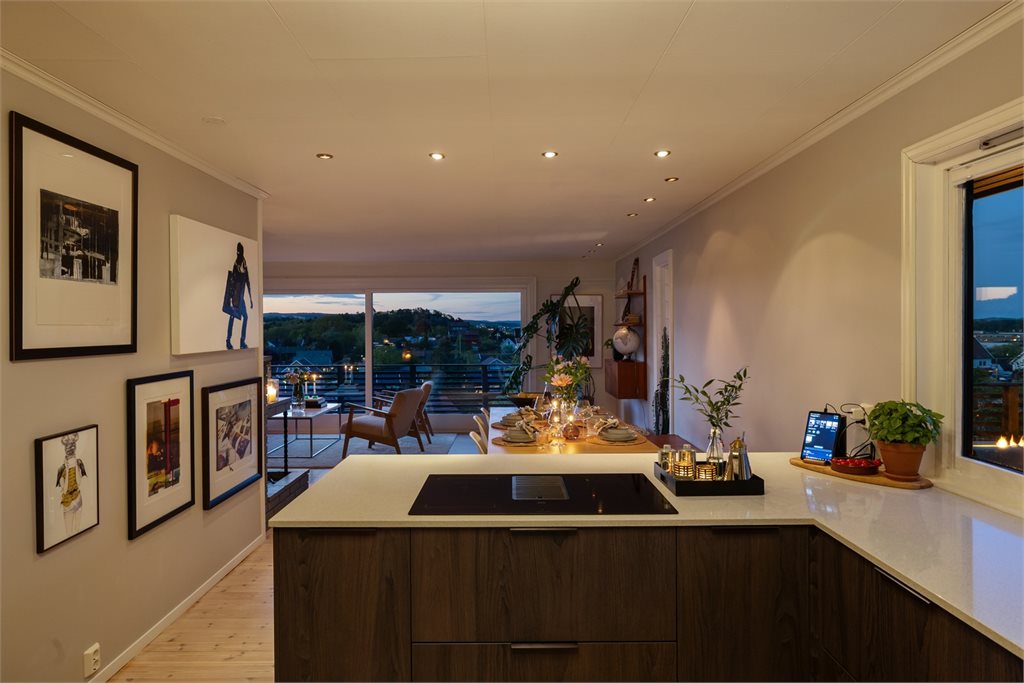 Kjøkken mot spisestue og stue