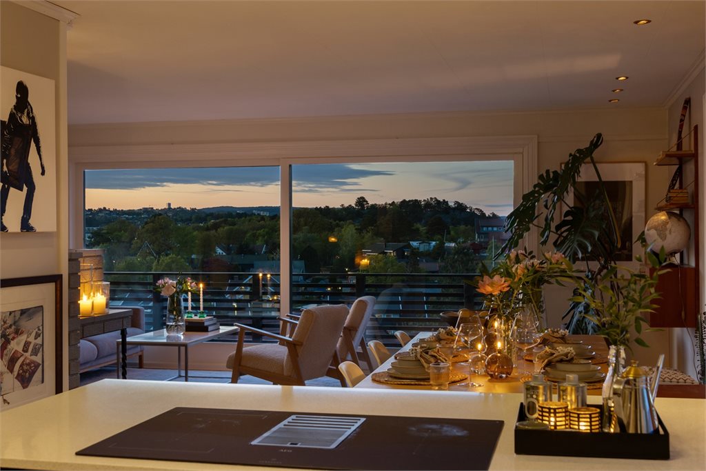 Kjøkken mot spisestue og stuen.