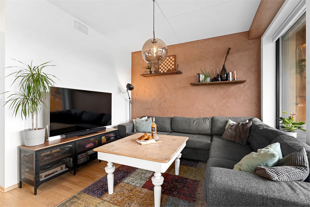 Stuen er fint utformet som gir en naturlig plass for koselig sofakrok. 