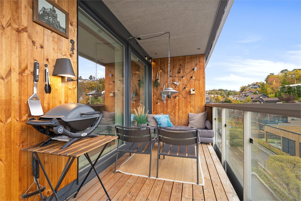 Leiligheten har en sentral beliggenhet med kort vei til sentrum og meget gode bussforbindelser. 