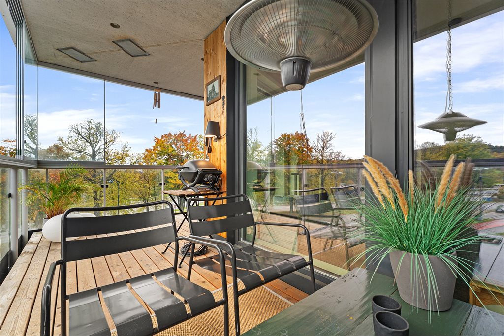 Fra stuen er det utgang til en meget romslig innglasset balkong. 