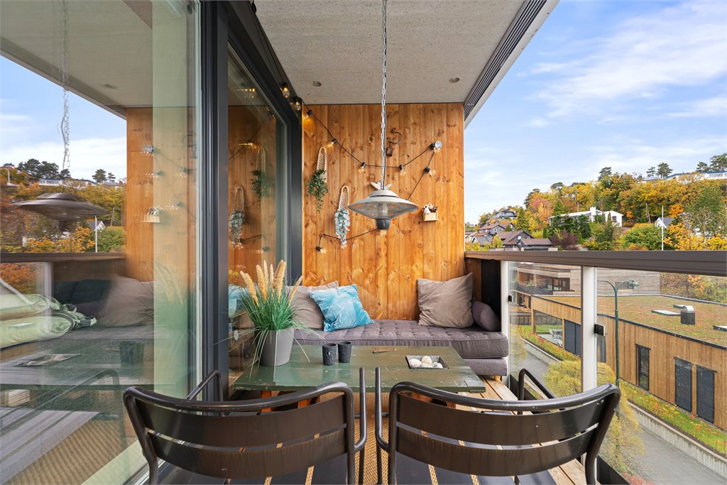 Altanen måler 17 kvm og gir god plass til å møblere i flere seksjoner. 