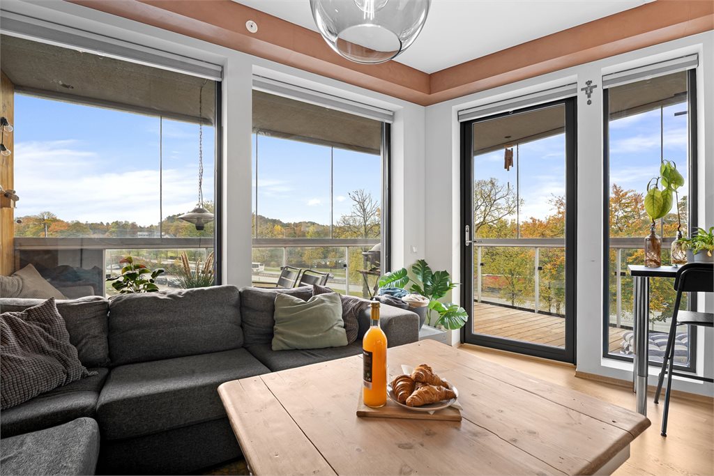 Store vindusoverflater gir rikelig med naturlig lysinnslipp. 