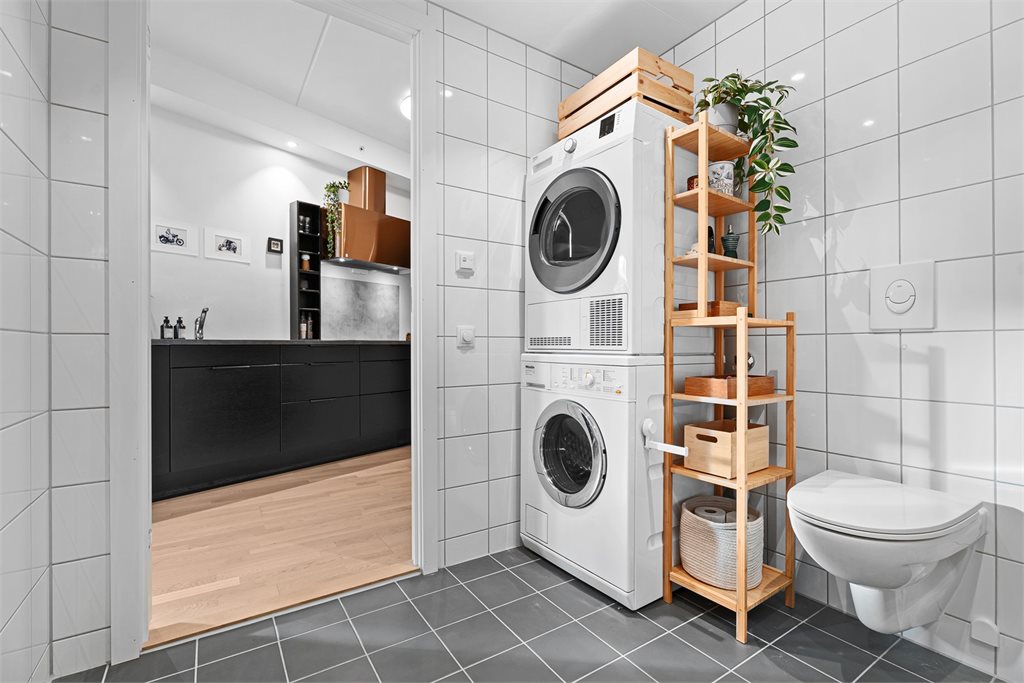 Videre kommer vi til badet som er helfliset i moderne fliser. 