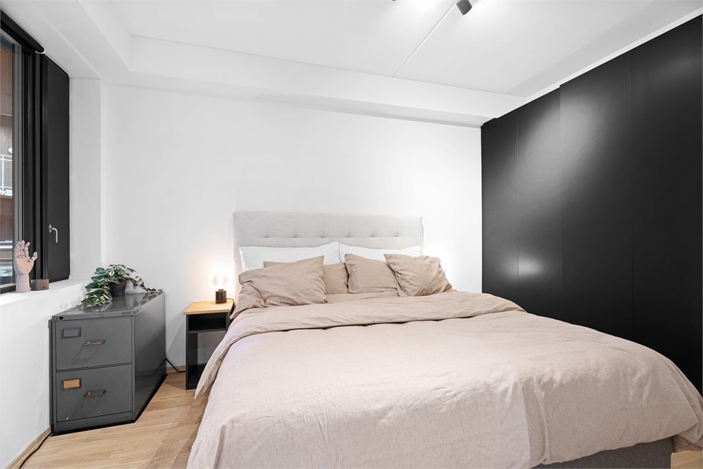 Hovedsoverommet er av meget god størrelse og innredet med en stor garderobe. 