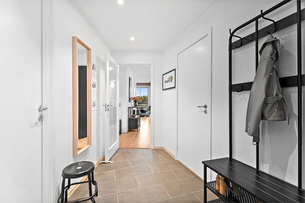 Velkommen inn! I gangen har du god plass til å henge fra deg yttertøyet