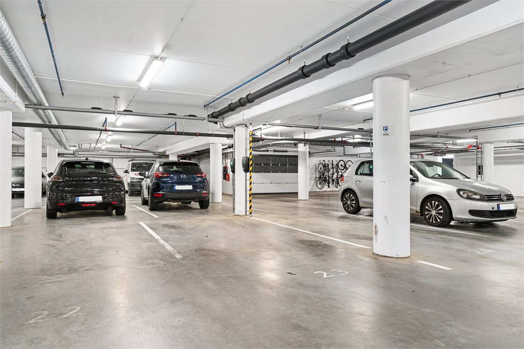 Leiligheten disponerer parkeringsplass i lukket garasjeanlegg. 