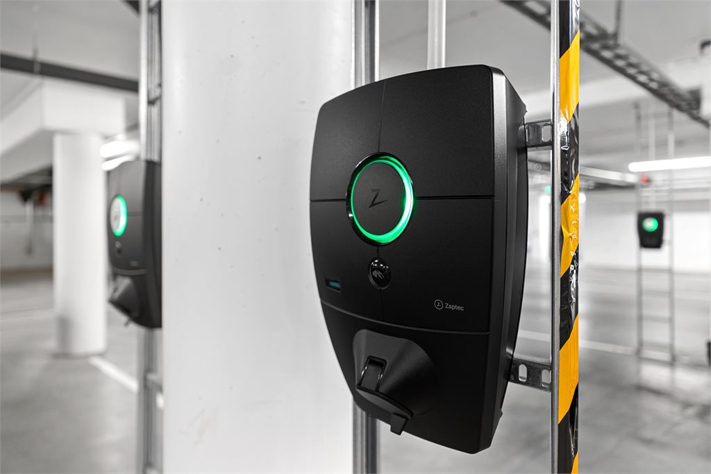 Utstyrt med elbillader. 