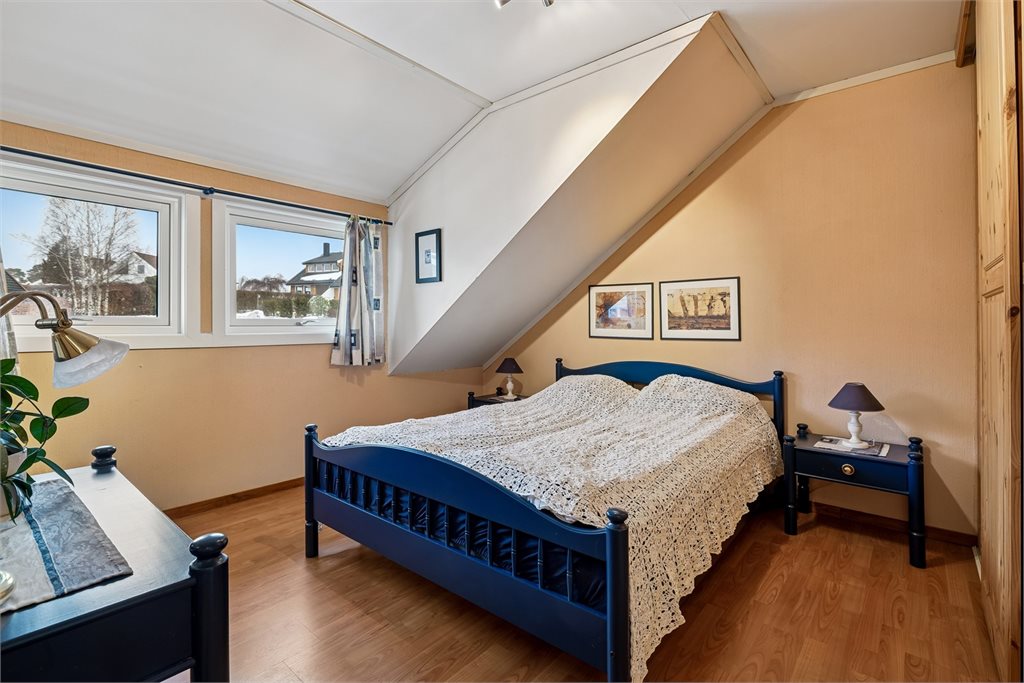 Soverom 1 med god plass til dobbeltseng og garderobeplass.