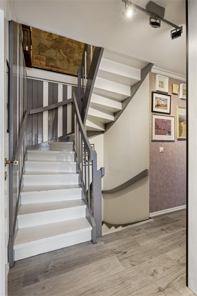 Trapp opp-og nedgang til 2.etg og kjelleretasje