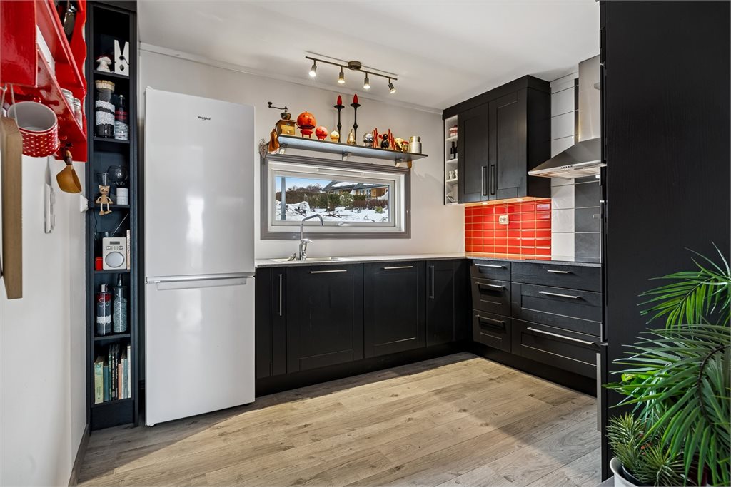 Praktisk kjøkken med god skap- og benkeplass.