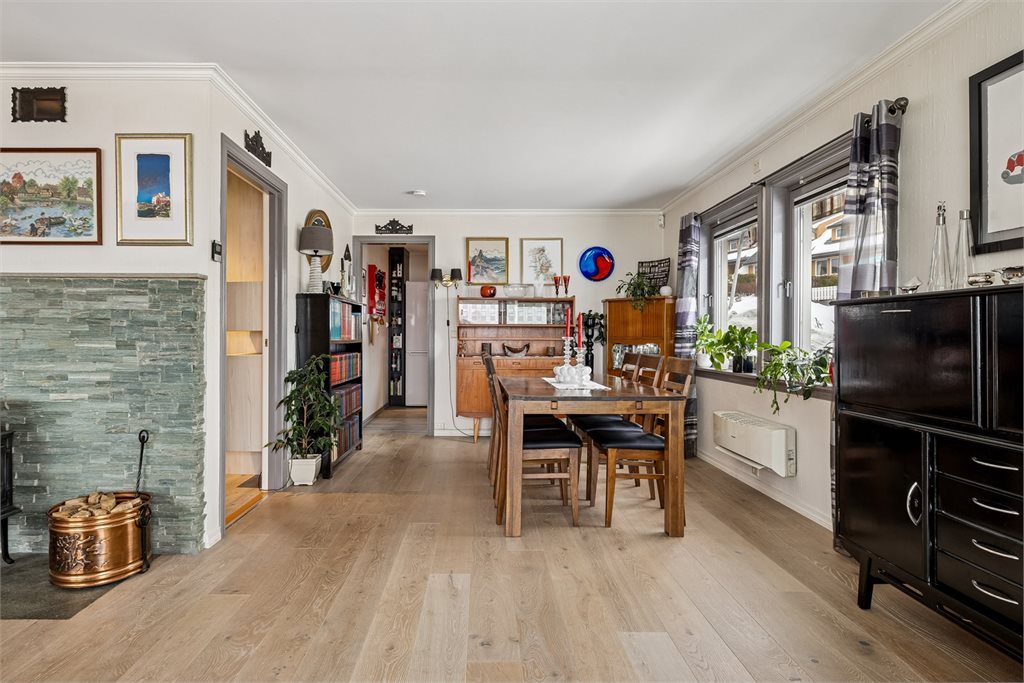 Spisestue med inngang til kjøkken