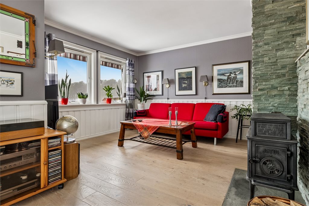 Stue med god plass til en sofagruppe.