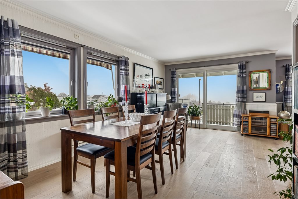 Lys og romslig stue med utgang til balkong.