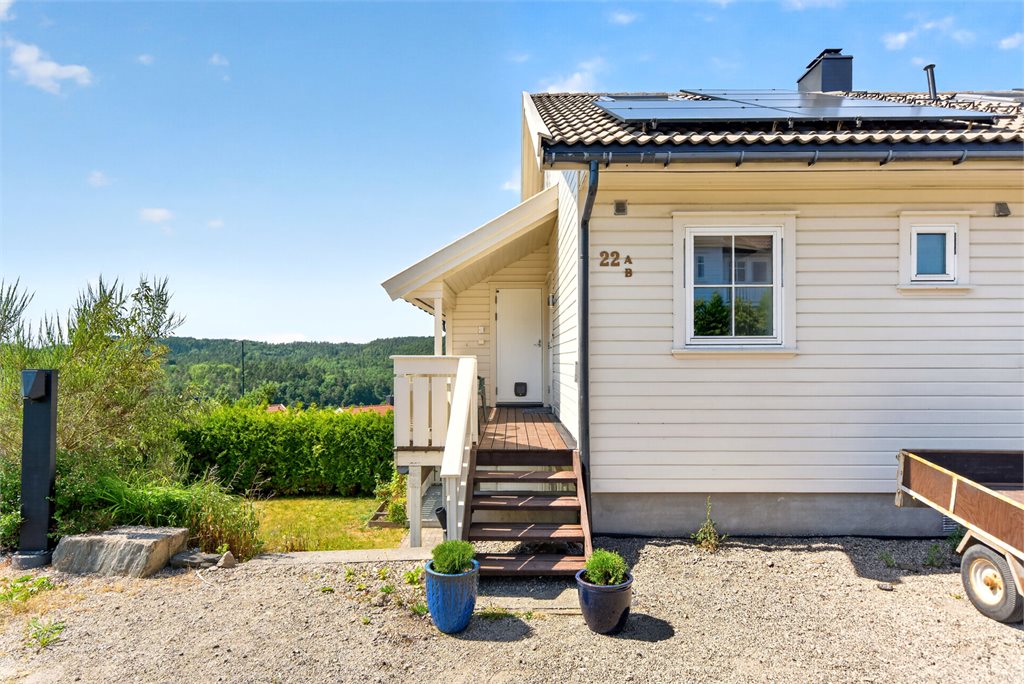 Veranda foran inngangsdør. Bod ses rett fram