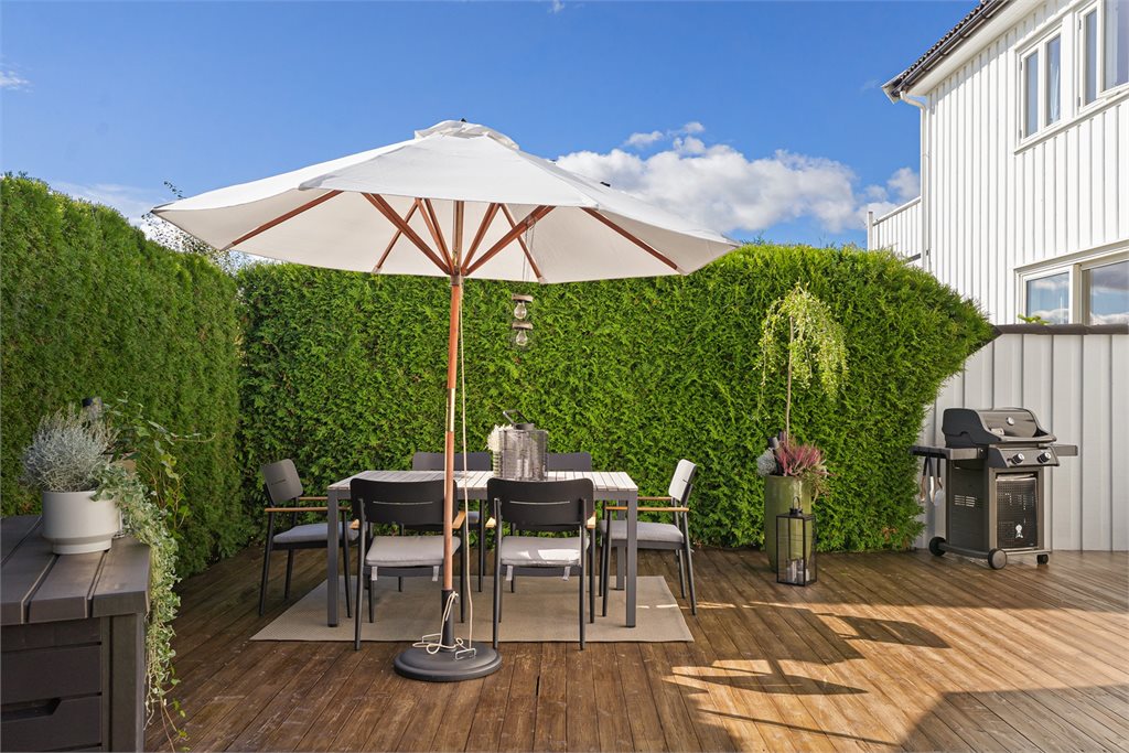 Det er meget gode solforhold, her kan du nyte en grillmiddag etter jobb! 