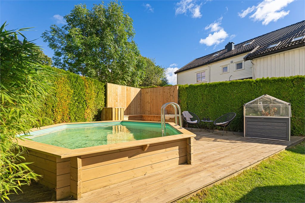 Det er også bygget basseng med platting rundt. 