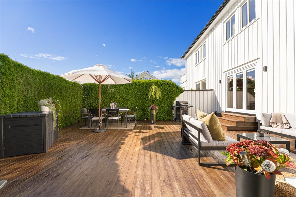 Om sommeren fungerer dette som en forlengelse av stuen - her kan du invitere venner og familie til grillmat