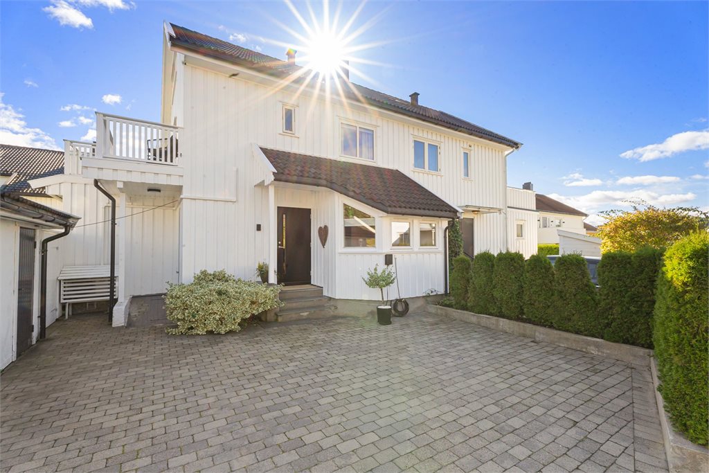 I garasjen er det montert elbillader i 2024.