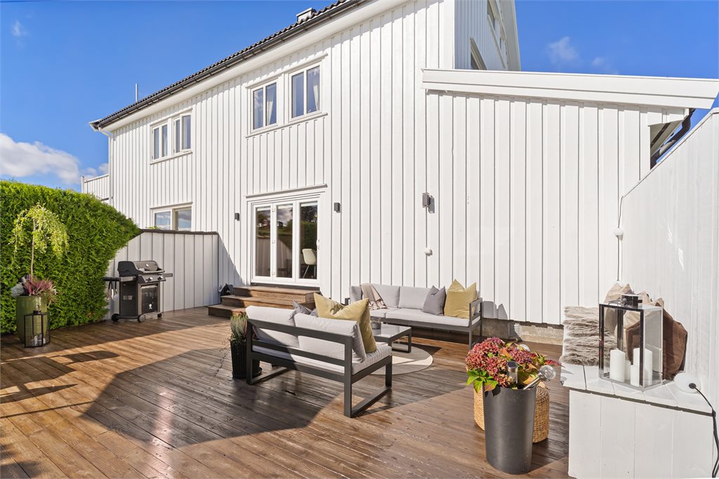 Boligen byr på en fantastisk opparbeidet hage.