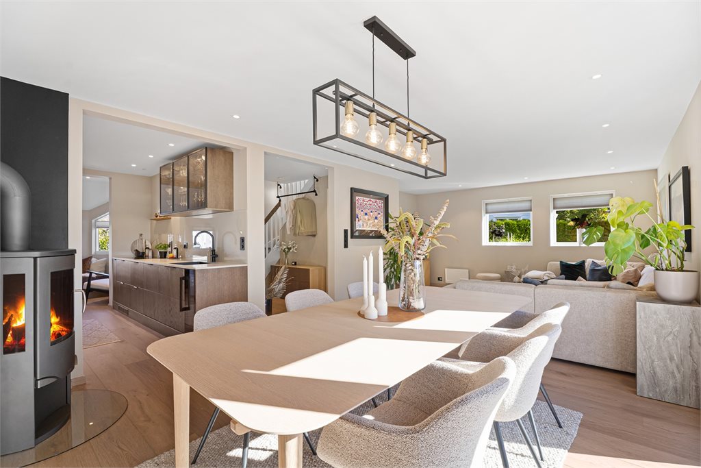 Rommet er malt i en behagelig farge, lekker parkett på gulv og downlights i himling.