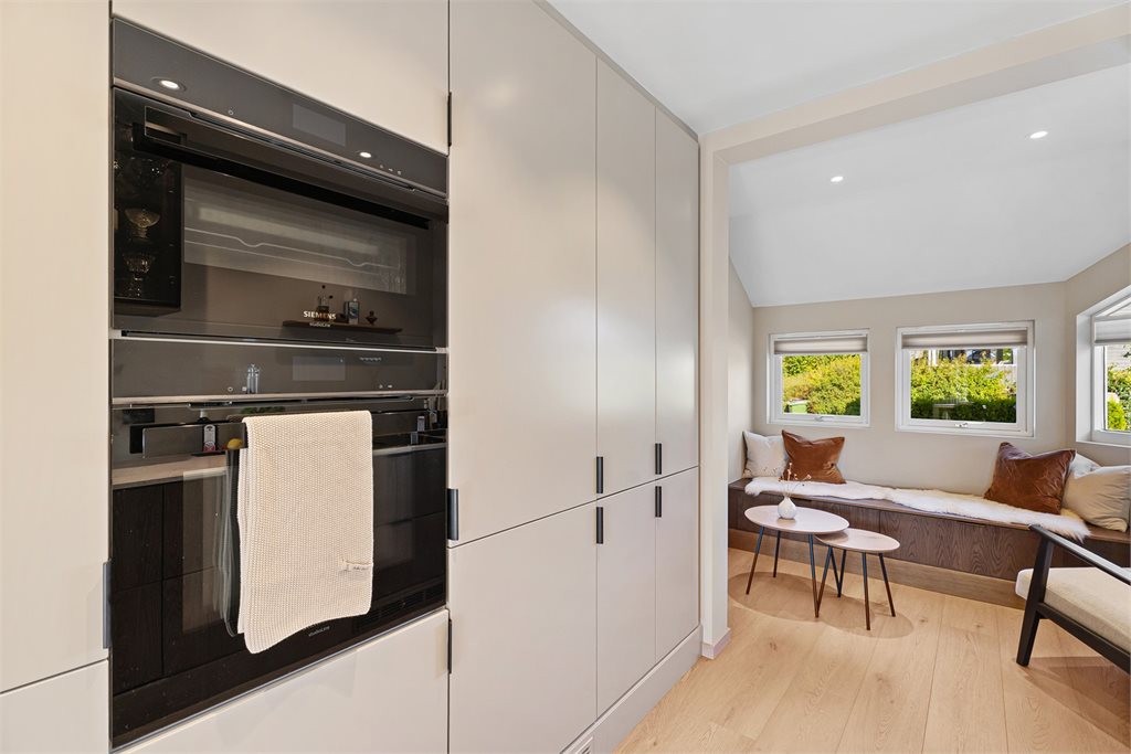 Integrerte hvitevarer som micro, ovn og platetopp.