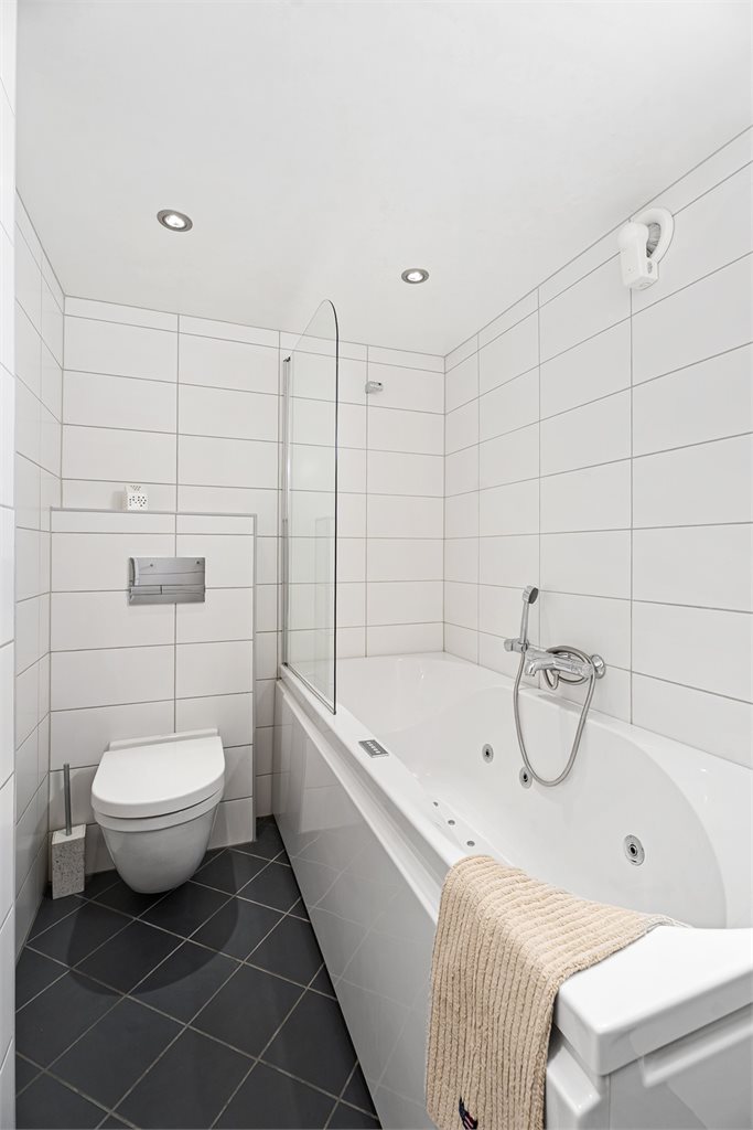 Det er også vaskerom i denne etasjen hvor det er bestilt ny innredning som medfølger salget - se salgsoppgave for nærmere informasjon. 