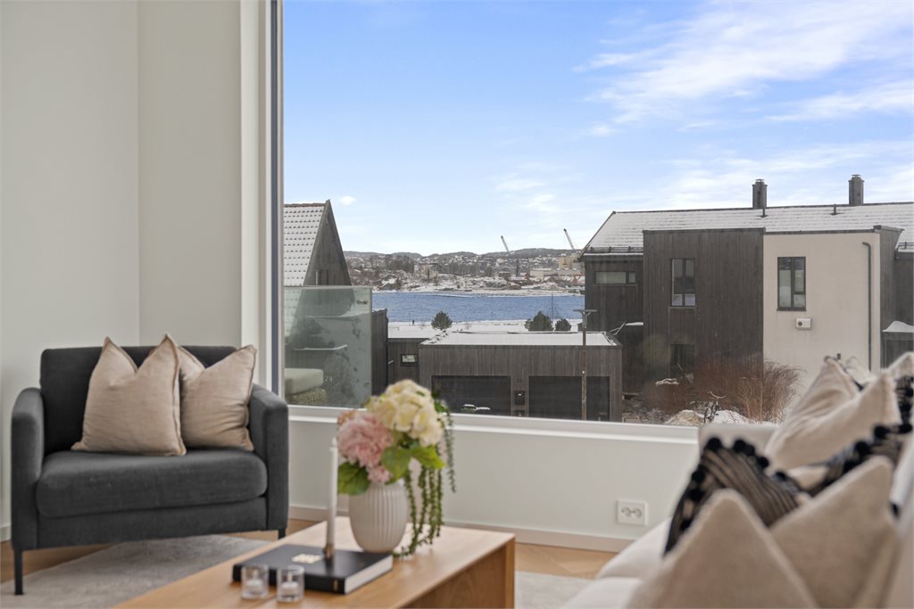 Fra stuen har du direkte utgang til en solrik balkong. Her kan du nyte utsikt, frisk luft og gode solforhold.