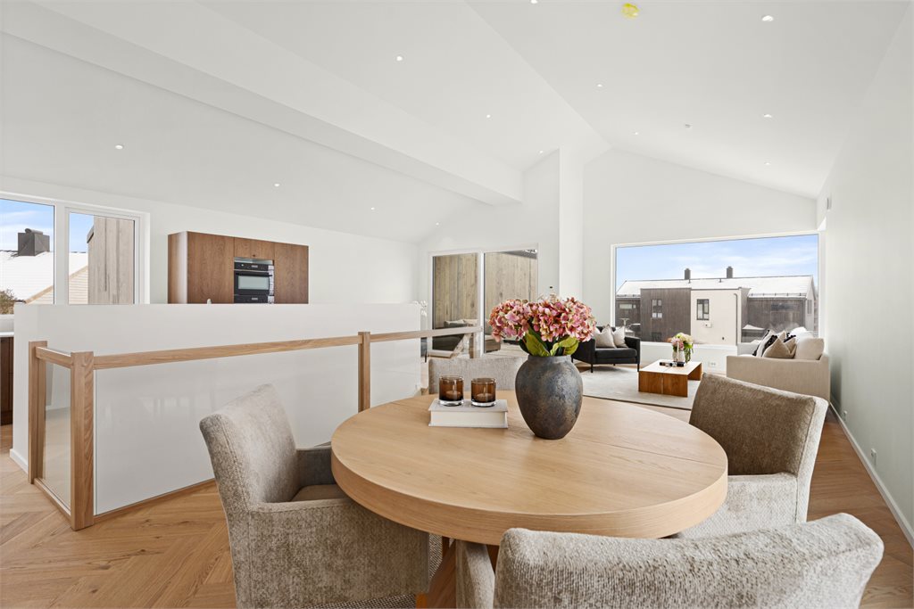 Stuen har god plass til både sofagruppe og spiseplass, og er et naturlig samlingspunkt for familie og venner.