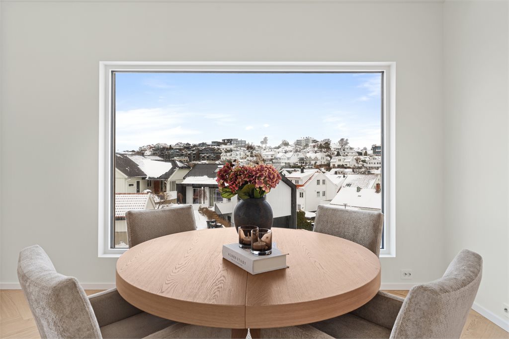 Det er gangavstand til barne- og ungdomsskole, busstopp, matbutikker og
 Kristinsand sentrum med alle servicetilbud.