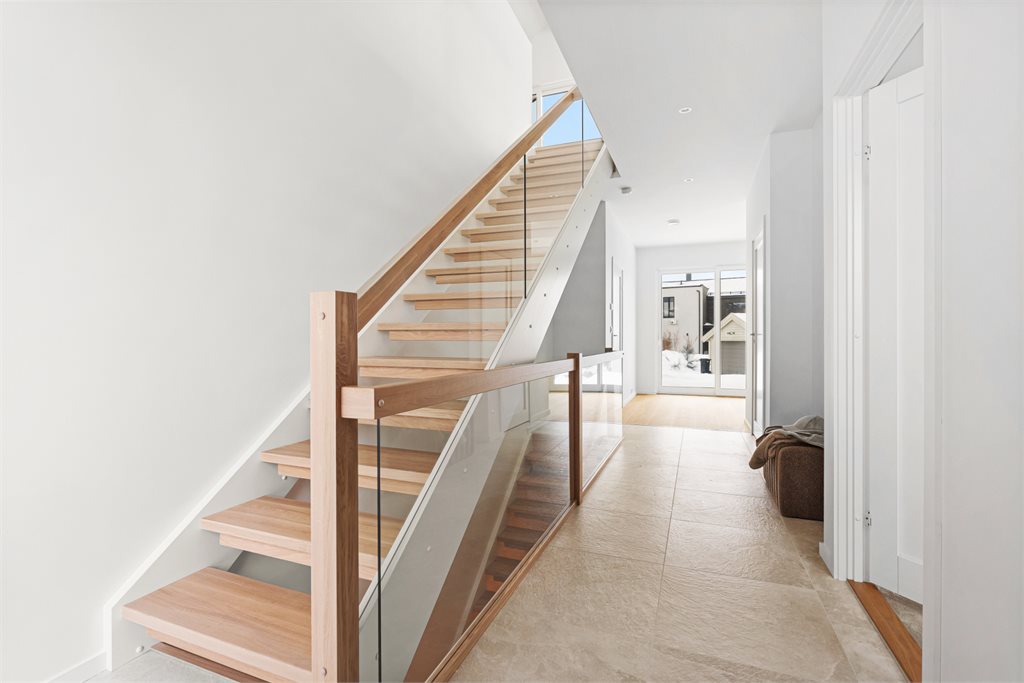 Hverdagsinngang via parkeringskjelleren 