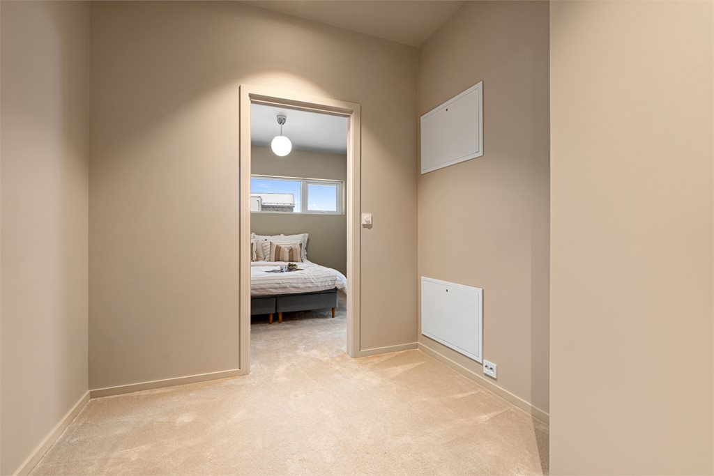 Hovedsoverommet har direkte tilgang til et romslig walk-in-closet. Her får du en praktisk og elegant garderobeløsning.