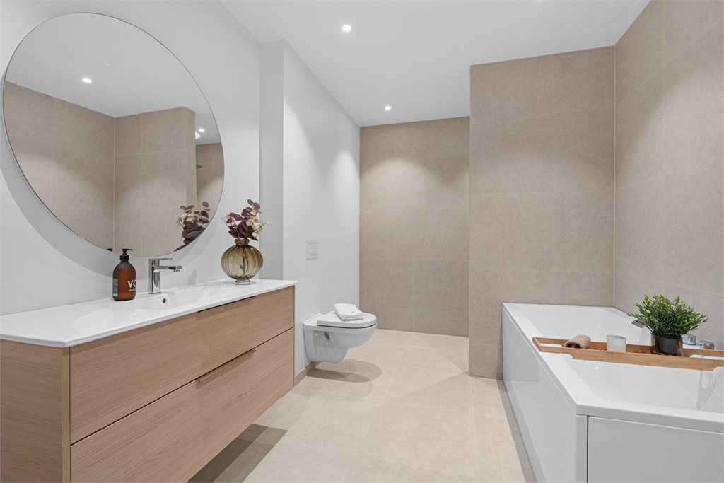 Begge badene holder høy standard, med fliser fra Modena og kvalitetsutstyr fra Olto VVS.