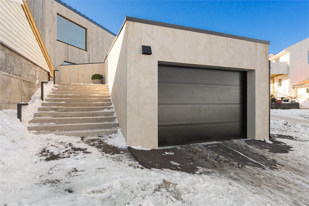 Boligen har tilgang til en ekstra stor parkeringskjeller med bred nedkjørsel på ca. 4,5 meter.