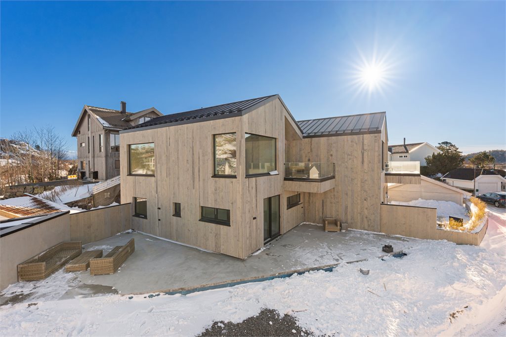 Denne moderne og påkostede vertikaldelte boligen på Galgebergtangen kombinerer en sjelden beliggenhet med gjennomtenkte løsninger.