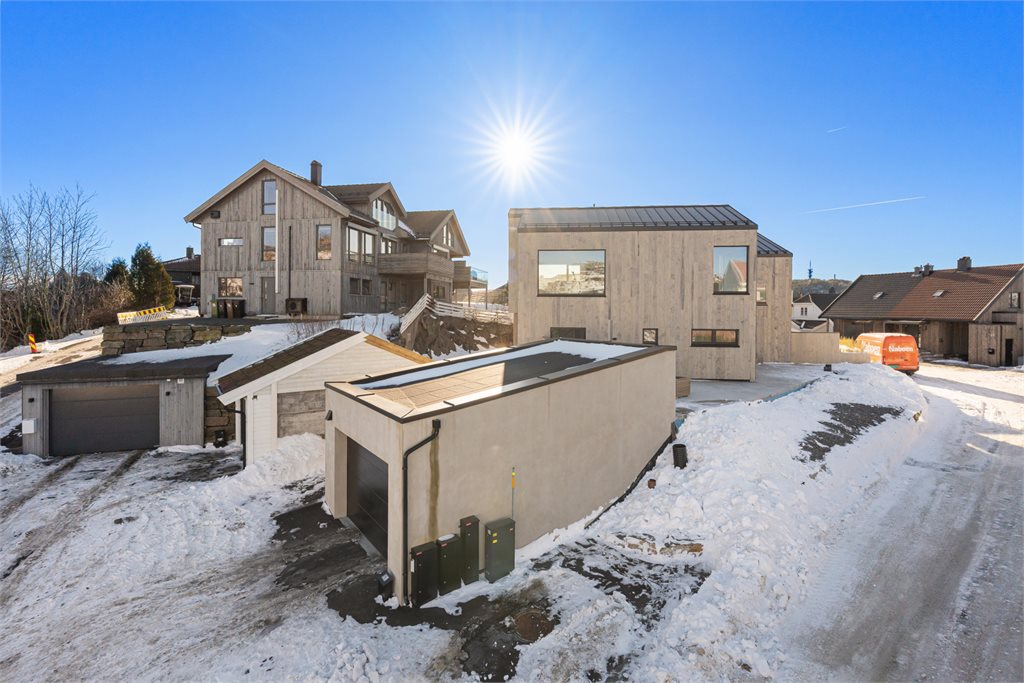 Velkommen til en bolig som skiller seg ut – både i uttrykk, kvalitet og gjennomføring!