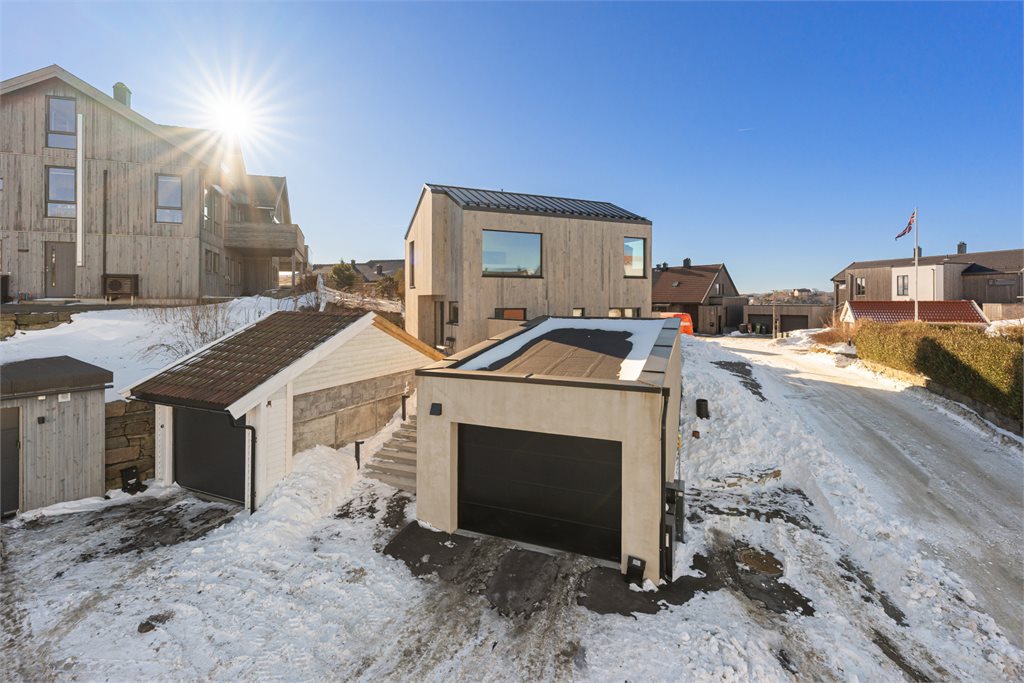 Gjesteparkering til høyre for nedkjøringen til garasjen 