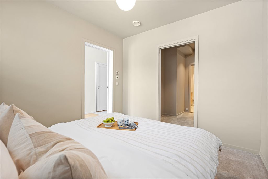 Rommene har gjennomgående kvalitetsmaterialer og store vindusflater som gir rikelig med lys. To av soverommene har vegg-til-vegg-teppe.