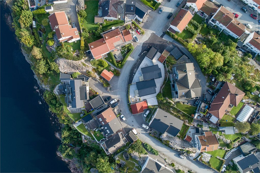 Påkostet og flott bebyggelse med lettstelte uteområder 