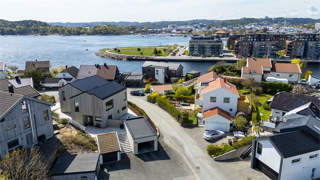Nærhet til sjø og by med flott oversikt over nærområdet.
