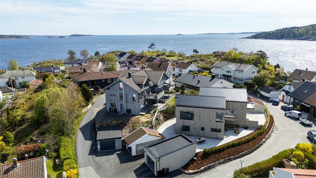 Attraktiv beliggenhet i etablert boligområde nær sjøen.
