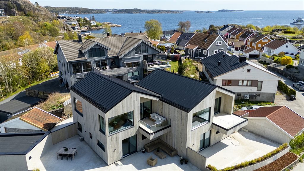 Attraktiv beliggenhet nær sjøen med helhetlig og moderne boligmiljø.

