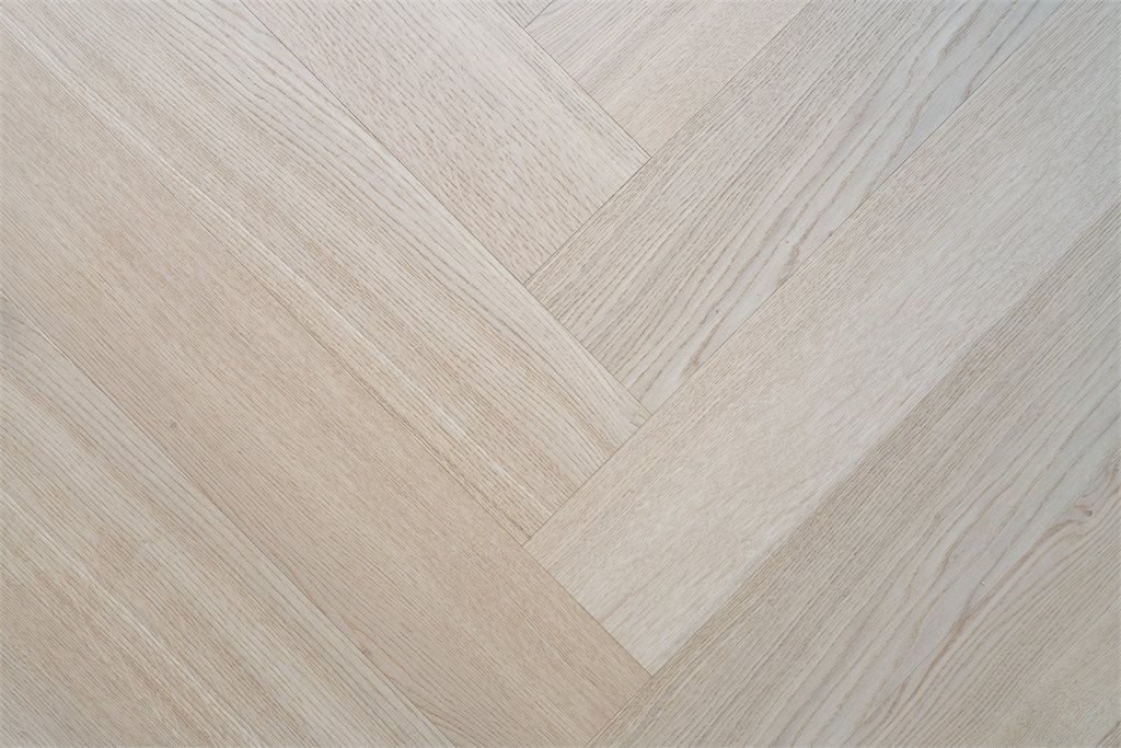 Elegant enstavs eikeparkett i moderne fiskebensmønster – et eksklusivt gulv som tilfører boligen varme, karakter og tidløs eleganse.