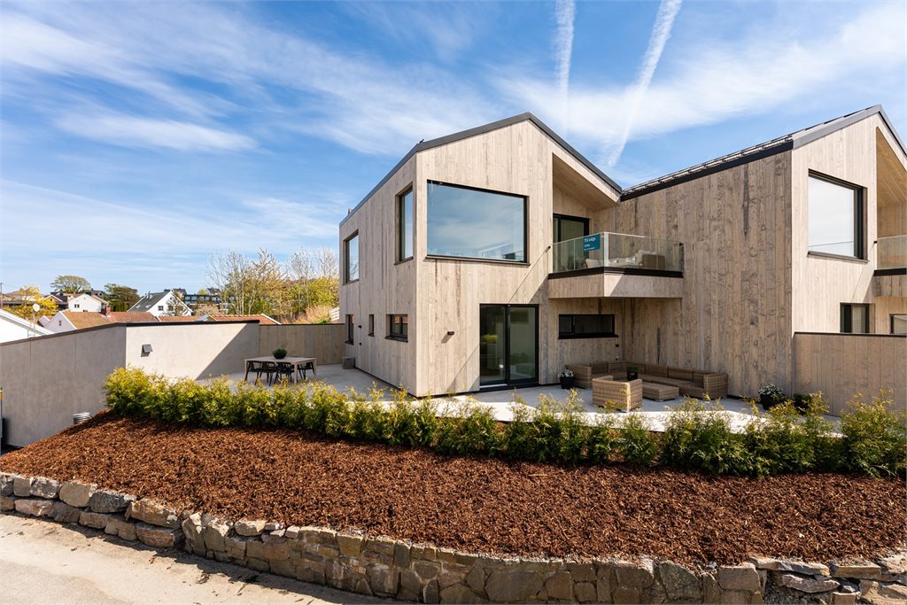 Moderne arkitektur med private utearealer og rolige omgivelser.
